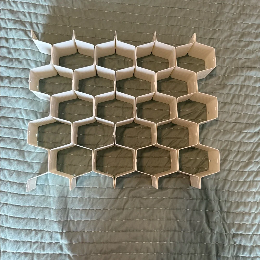 WHITE HONEYCOMB ORGANIZER